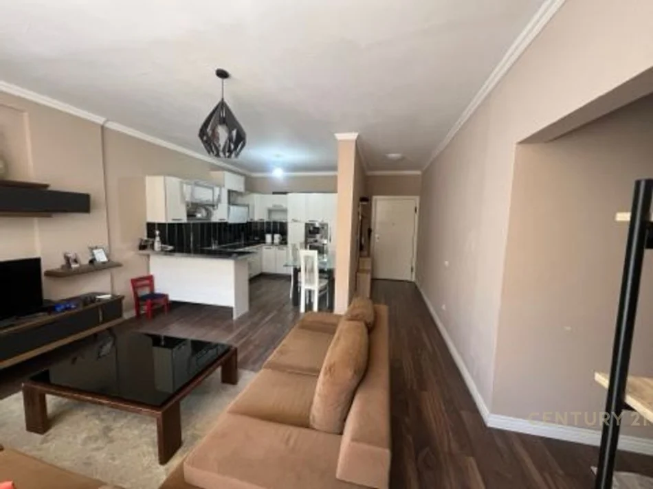 Tirane, jepet me qera apartament 2+1 , 129 m² 420 € 