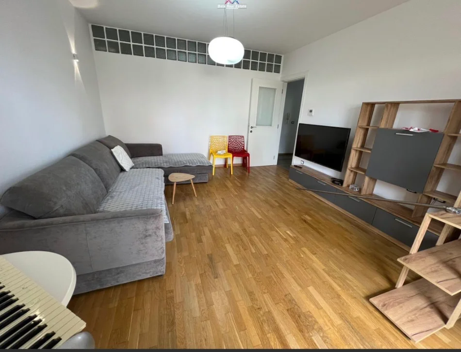 Tirane, jepet me qera apartament 2+1+Aneks+Ballkon Kati 4, 115 m² 900 € (Rruga e Sales)