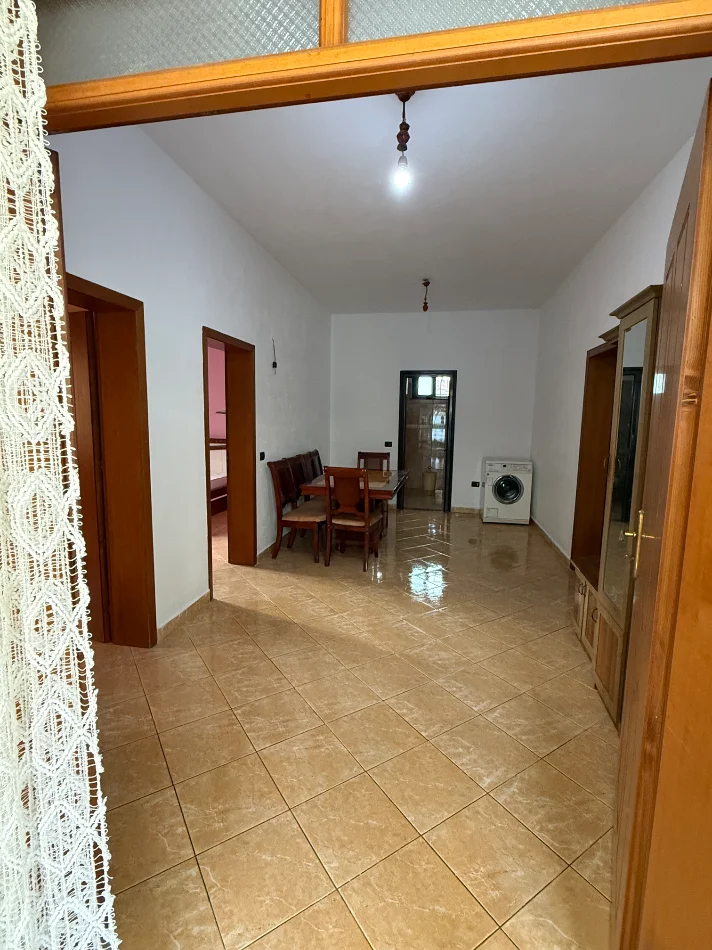 Tirane, jap me qera shtepi 2+1+Aneks+Ballkon , 110 m² 400 € (Enriko telini)