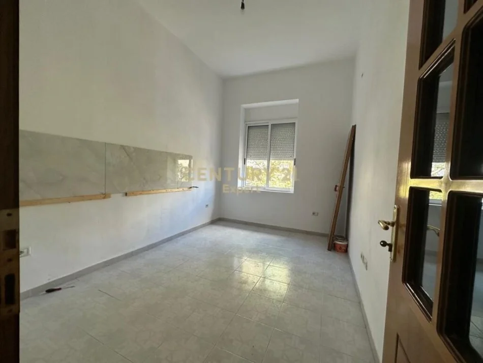 Tirane, jepet me qera zyre Kati 4, 95 m² 800 € (Taiwan)