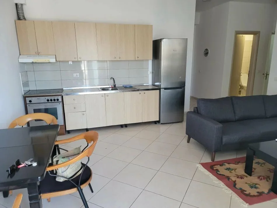 Tirane, jepet me qera apartament 1+1+Ballkon Kati 8, 70 m² 365 € (Thoma koxhaj)