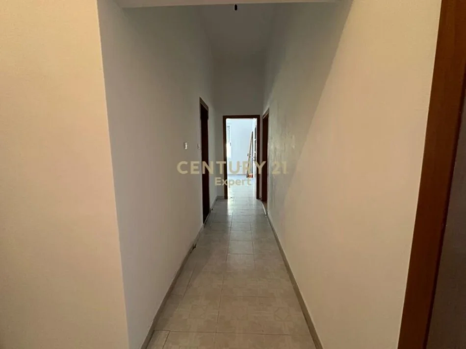 Tirane, jepet me qera zyre Kati 4, 95 m² 800 € (Taiwan)