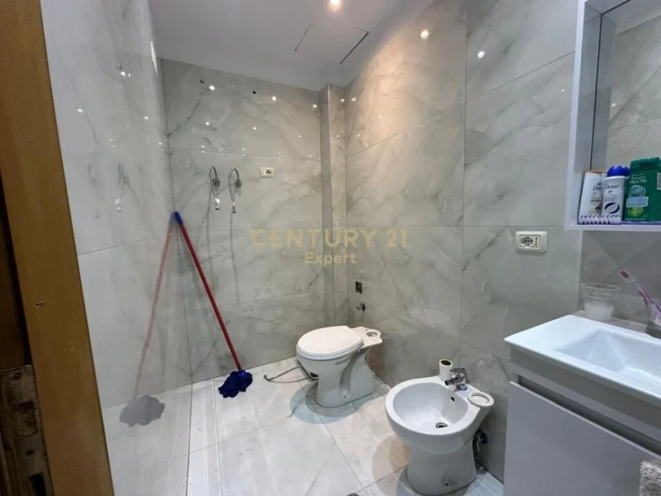 Tirane, jepet me qera zyre Kati 4, 95 m² 800 € (Taiwan)