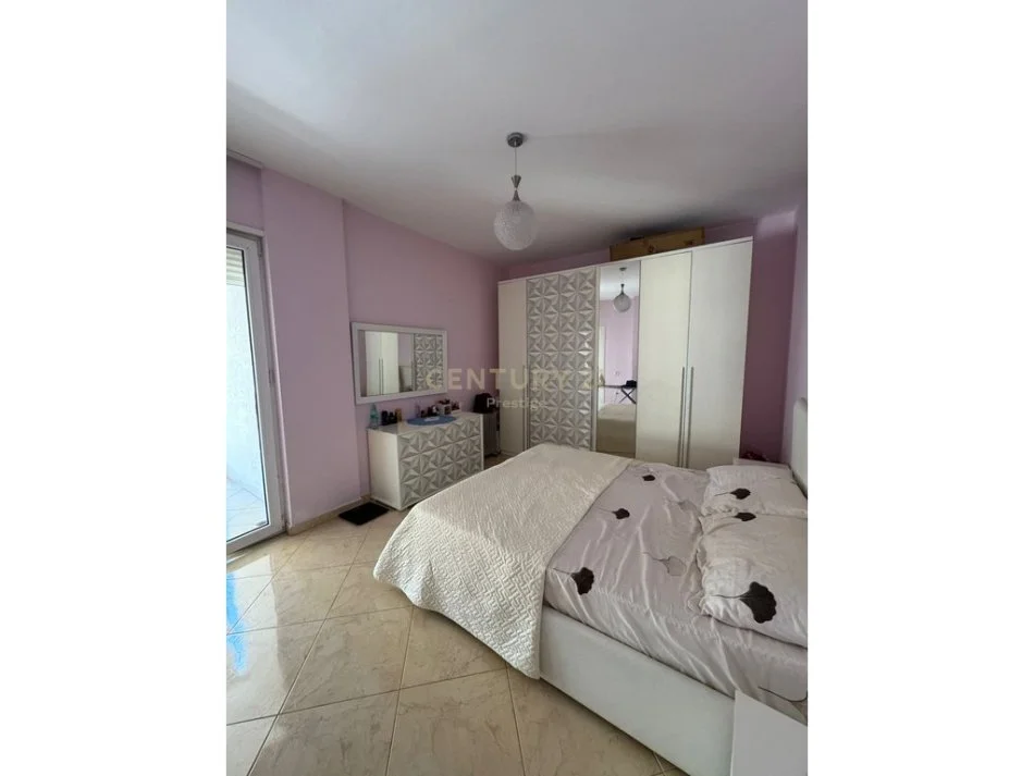 Tirane, jepet me qera apartament 2+1+Ballkon Kati 4, 120 m² 400 € 
