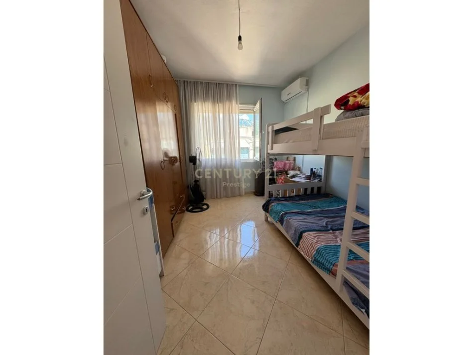Tirane, jepet me qera apartament 2+1+Ballkon Kati 4, 90 m² 400 € 