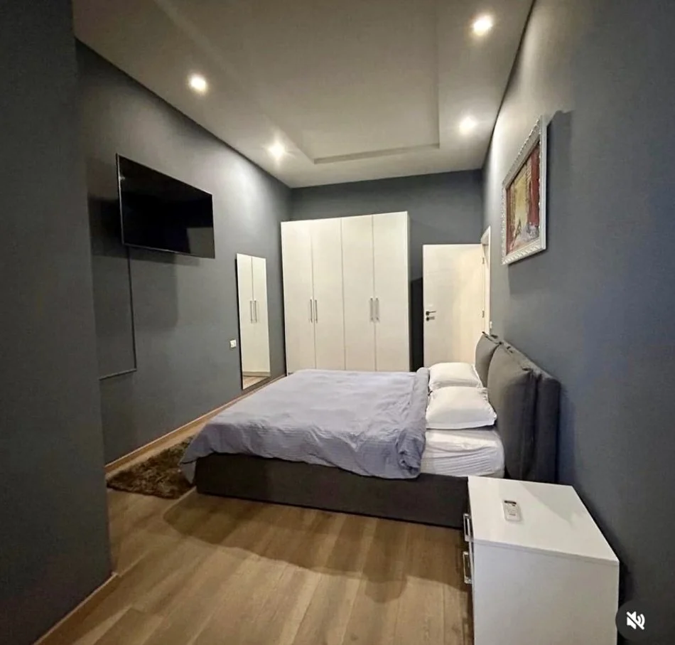 Tirane, jepet me qera apartament 1+1+Ballkon Kati 1, 110 m² 650 € (Rruga Peti, Liqeni i Thate)