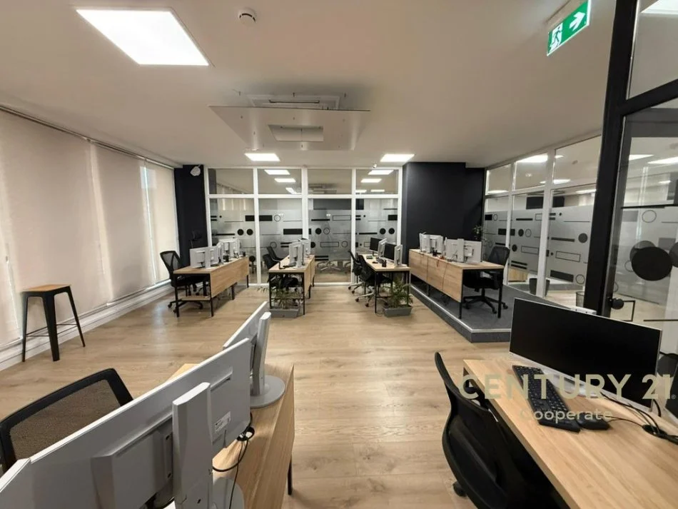Tirane, jepet me qera zyre Kati 2, 583 m² 
