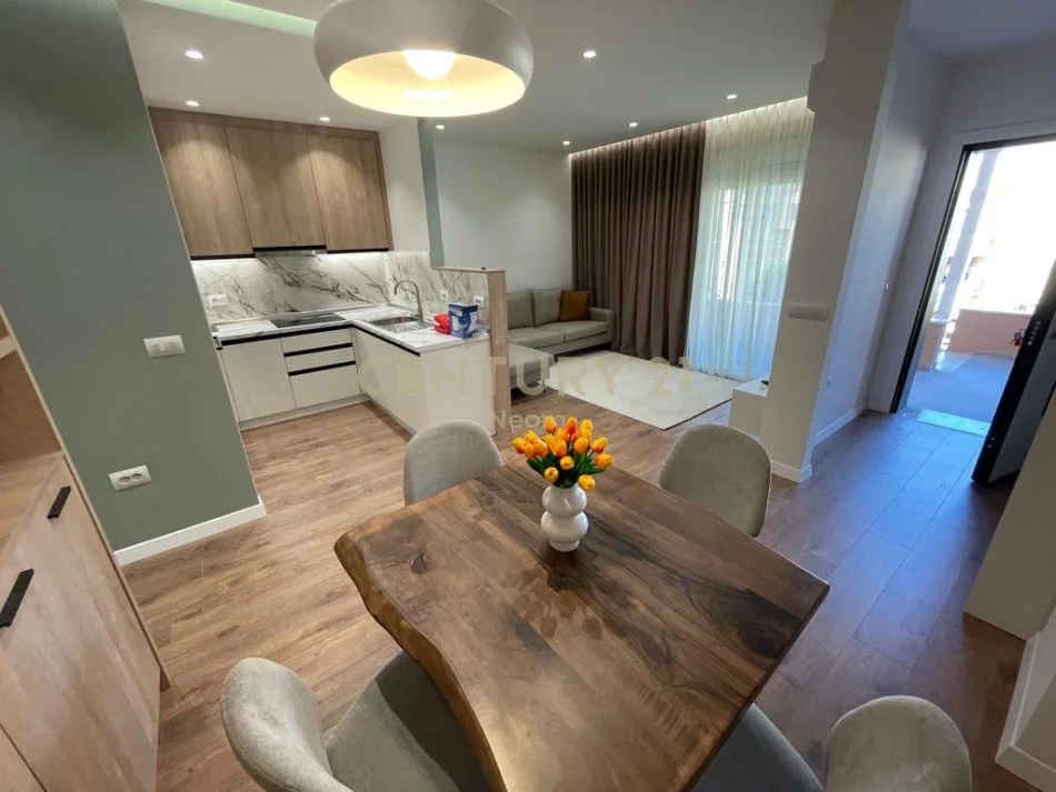 Tirane, jepet me qera apartament 2+1 Kati 1, 77 m² 700 € 