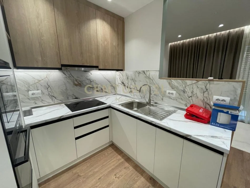 Tirane, jepet me qera apartament 2+1 Kati 1, 77 m² 700 € 