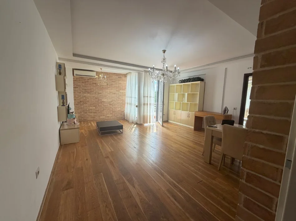 Tirane, jepet me qera apartament 2+1 , 80 m² 650 € 