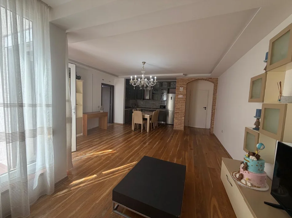 Tirane, jepet me qera apartament 2+1 , 80 m² 650 € 