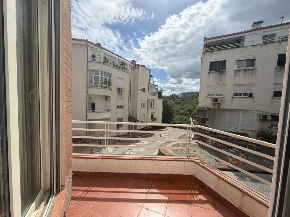 Tirane, jepet me qera apartament 2+1 , 80 m² 650 € 