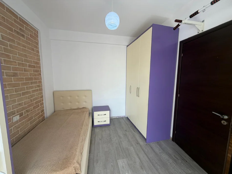 Tirane, jepet me qera apartament 2+1 , 80 m² 650 € 
