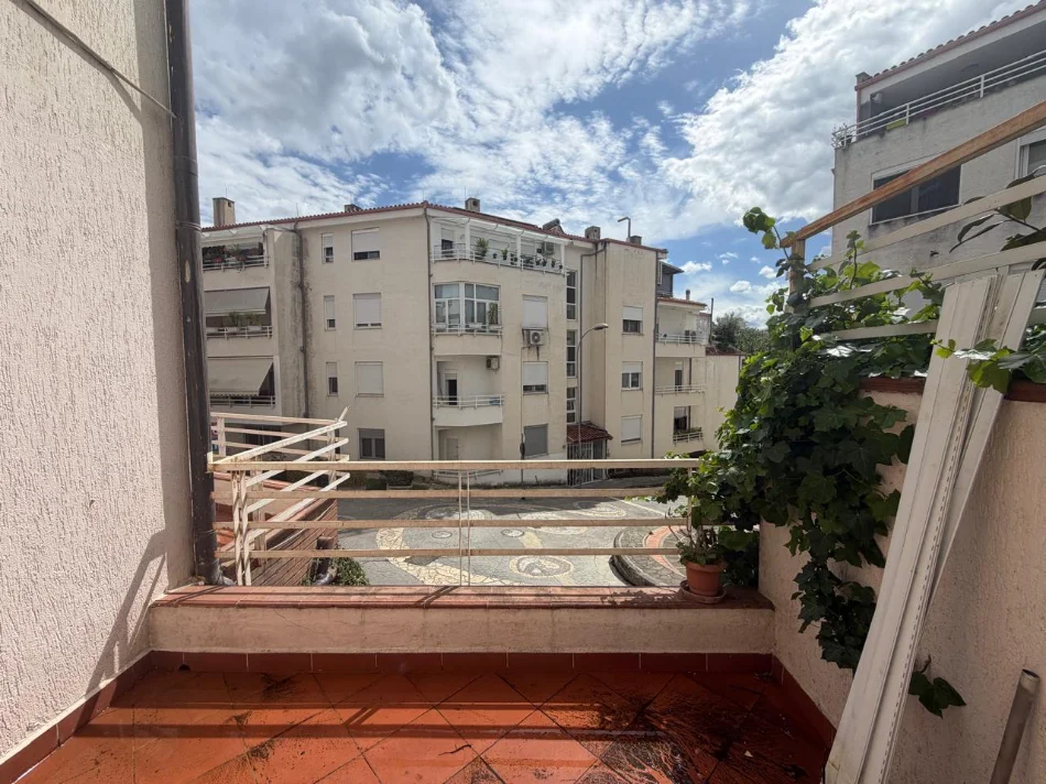 Tirane, jepet me qera apartament 2+1 , 80 m² 650 € 