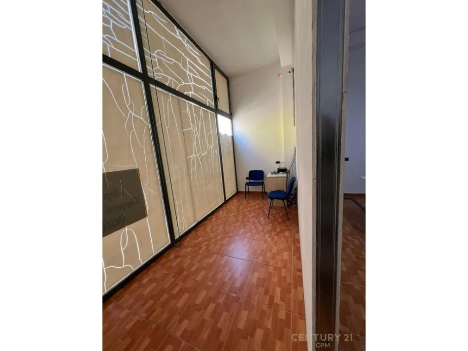 Tirane, jepet me qera zyre Kati 2, 102 m² 1.000 € 