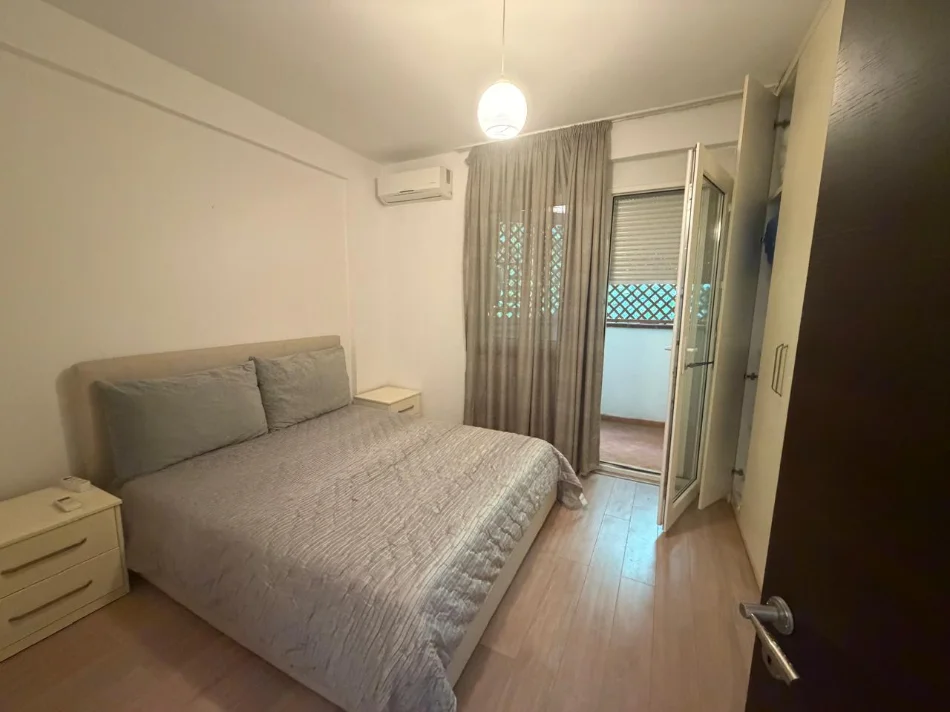 Tirane, jepet me qera apartament 2+1 , 80 m² 650 € 