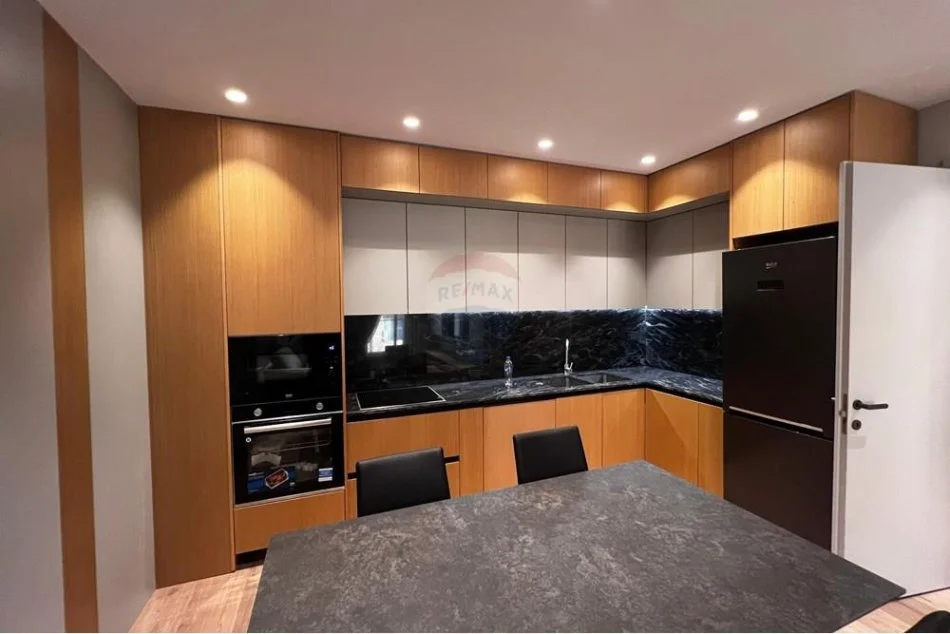 Tirane, jepet me qera apartament 2+1+Ballkon Kati 4, 120 m² 900 € (QIRA APARTAMENT 2+1+2 ISH PROFARMA!)