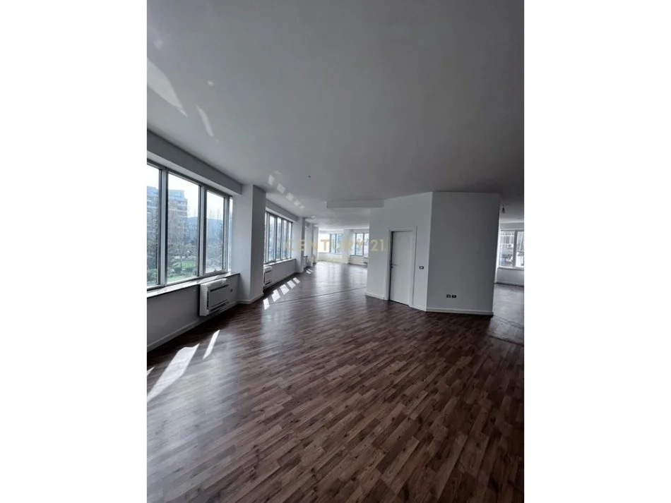 Tirane, jepet me qera ambjent biznesi Kati 1, 250 m² 3.500 € 