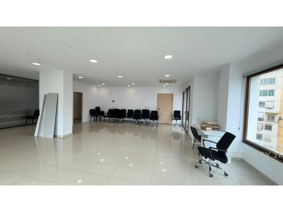 Tirane, jepet me qera zyre Kati 6, 187 m² 2.500 € (Hilton)