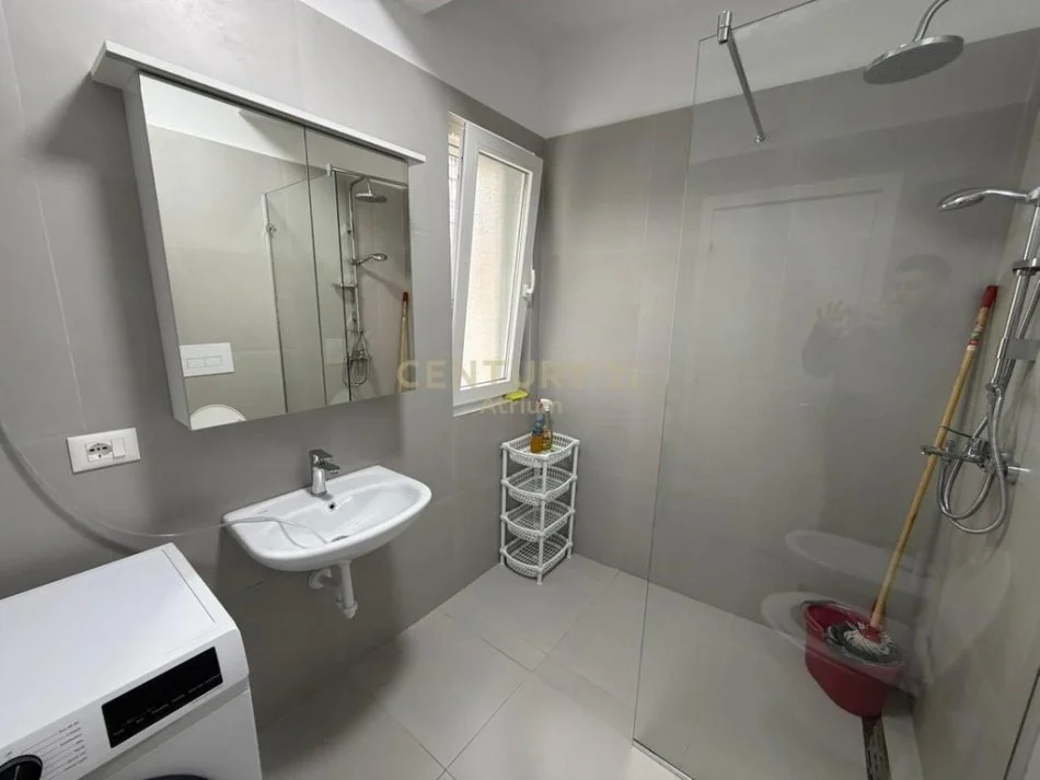 Tirane, jepet me qera apartament 2+1 Kati 2, 104 m² 650 € (astir)