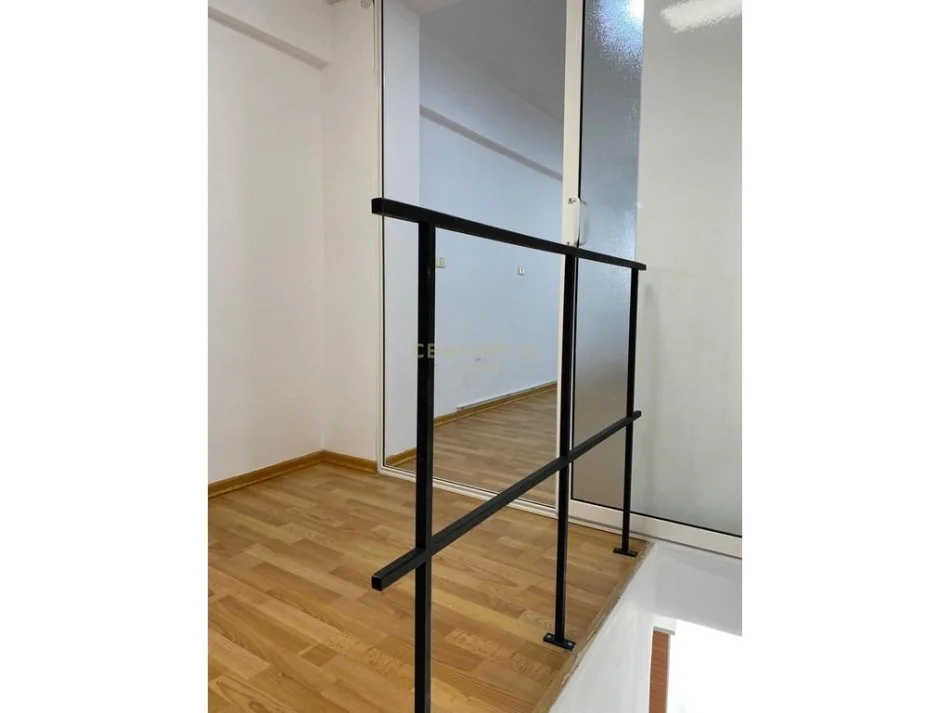 Tirane, jepet me qera ambjent biznesi , 120 m² 1.400 € (Piazza)