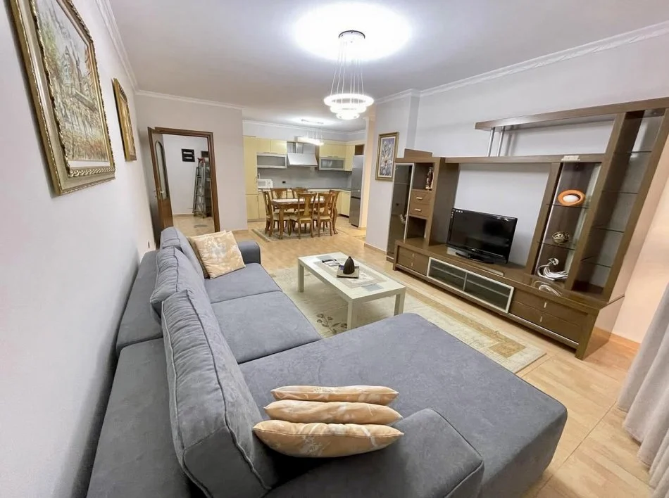 Tirane, jepet me qera apartament 2+1+Ballkon Kati 5, 98 m² 650 € (21-Dhjetori, Prane Market Joena)