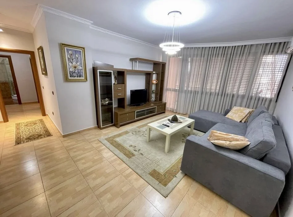 Tirane, jepet me qera apartament 2+1+Ballkon Kati 5, 98 m² 650 € (21-Dhjetori, Prane Market Joena)