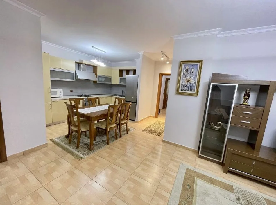 Tirane, jepet me qera apartament 2+1+Ballkon Kati 5, 98 m² 650 € (21-Dhjetori, Prane Market Joena)