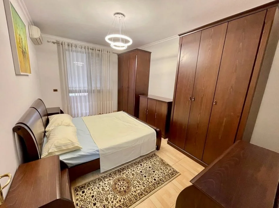 Tirane, jepet me qera apartament 2+1+Ballkon Kati 5, 98 m² 650 € (21-Dhjetori, Prane Market Joena)