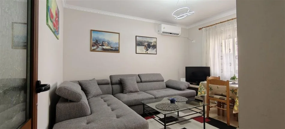 Tirane, jepet me qera apartament 2+1 Kati 2, 80 m² 600 € (Rruga e Durrsit, Blloku Ambasadave)