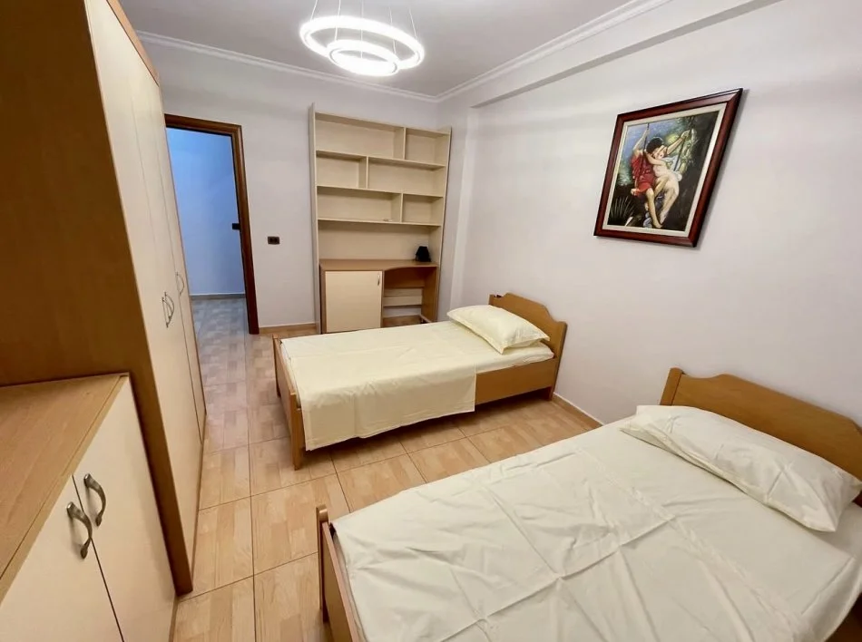Tirane, jepet me qera apartament 2+1+Ballkon Kati 5, 98 m² 650 € (21-Dhjetori, Prane Market Joena)