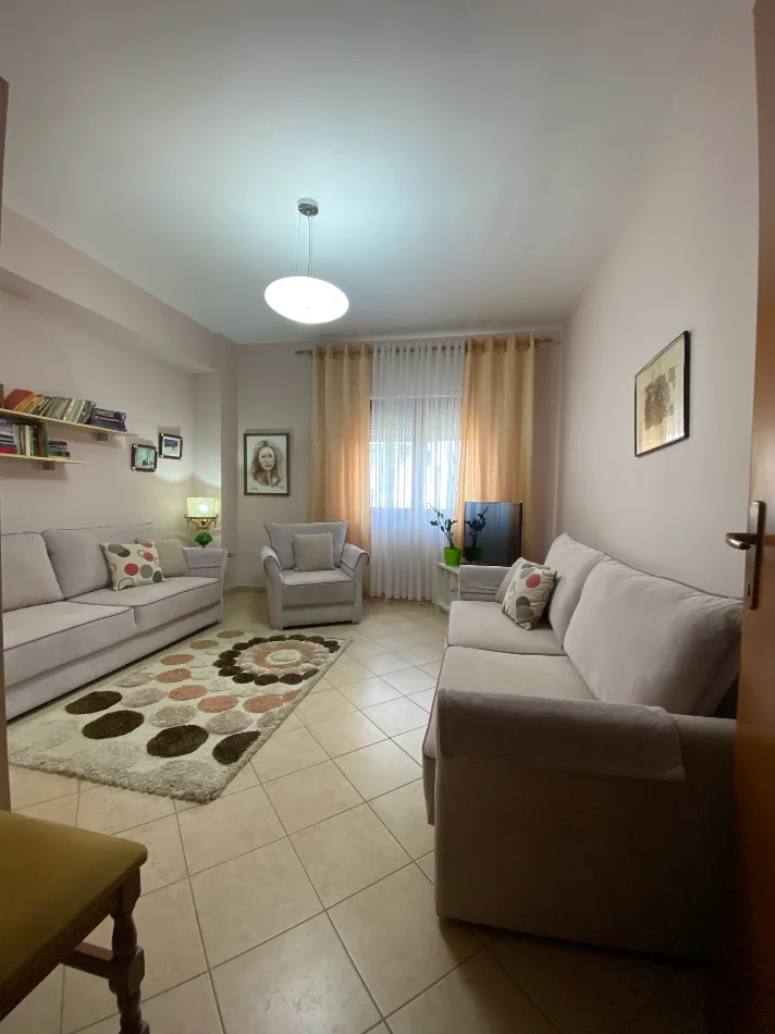 Tirane, jepet me qera apartament 2+1+Ballkon Kati 4, 106 m² 700 € 