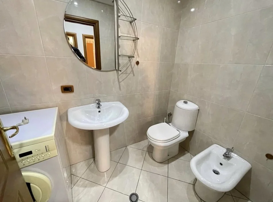 Tirane, jepet me qera apartament 2+1+Ballkon Kati 5, 98 m² 650 € (21-Dhjetori, Prane Market Joena)