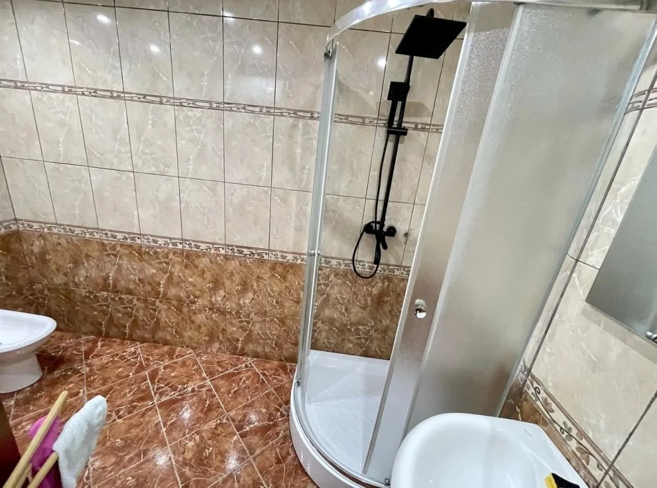 Tirane, jepet me qera apartament 2+1+Ballkon Kati 5, 98 m² 650 € (21-Dhjetori, Prane Market Joena)