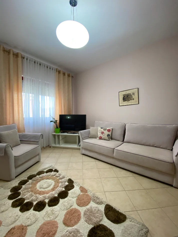 Tirane, jepet me qera apartament 2+1+Ballkon Kati 4, 106 m² 700 € 