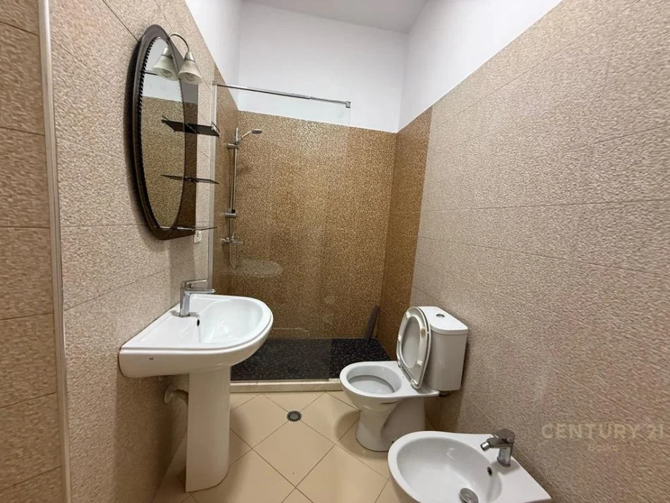 Tirane, jepet me qera apartament 2+1 Kati 1, 115 m² 650 € 