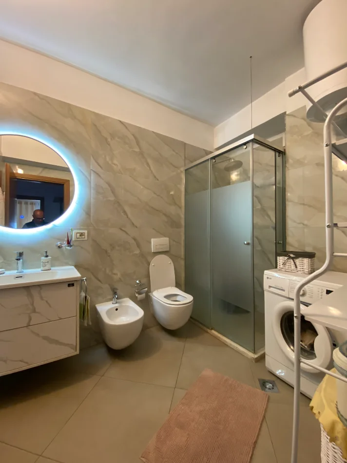 Tirane, jepet me qera apartament 2+1+Ballkon Kati 4, 106 m² 700 € 