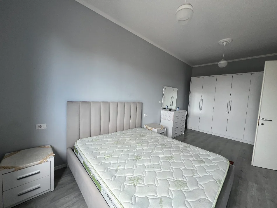Tirane, jepet me qera apartament 2+1+Ballkon Kati 4, 92 m² 600 € (Jordan misja)