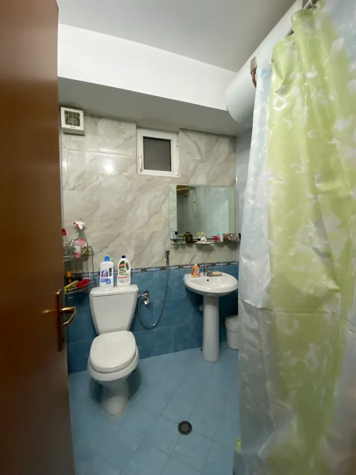 Tirane, jepet me qera apartament 2+1+Ballkon Kati 4, 106 m² 700 € 