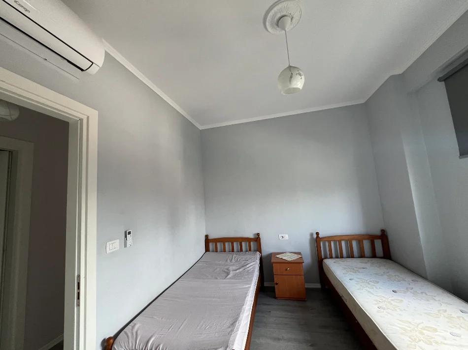 Tirane, jepet me qera apartament 2+1+Ballkon Kati 4, 92 m² 600 € (Jordan misja)
