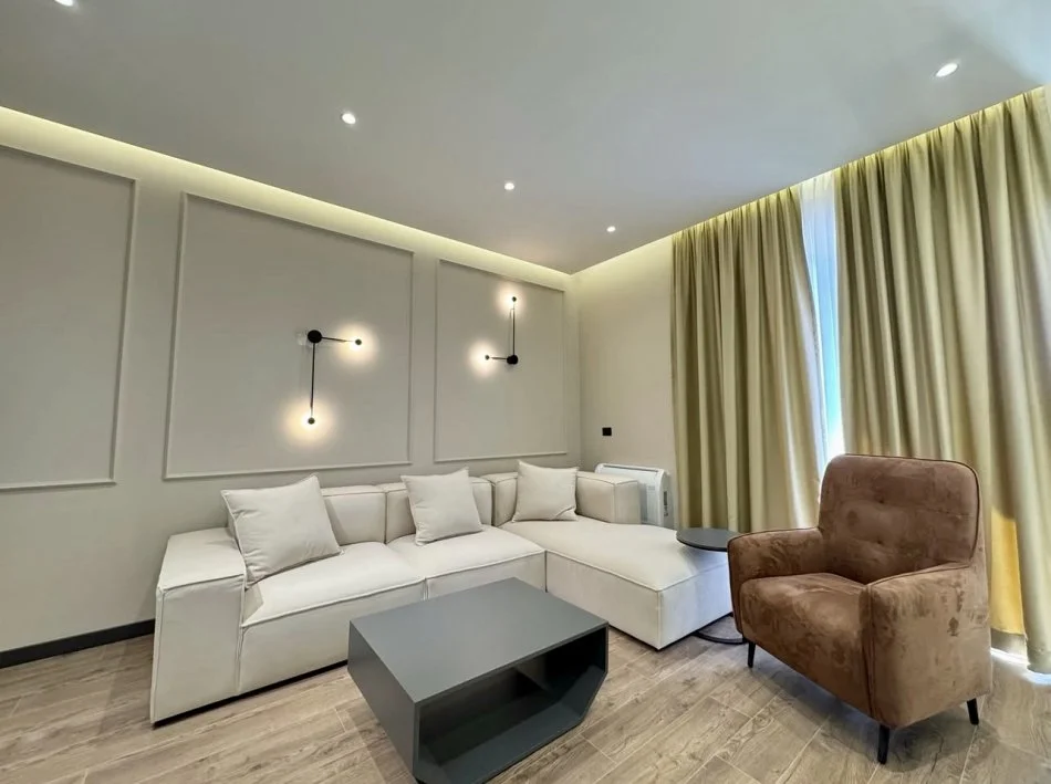 Tirane, jepet me qera apartament 1+1+Ballkon Kati 5, 68 m² 900 € (Kompleksi Delijorgji, Rruga e Kavajes)