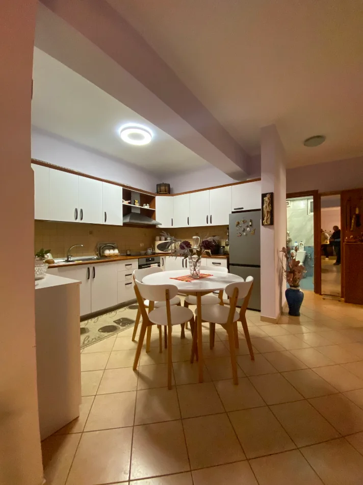 Tirane, jepet me qera apartament 2+1+Ballkon Kati 4, 106 m² 700 € 