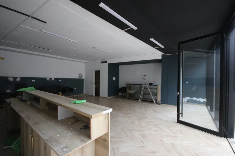 Tirane, shes ambjent biznesi Kati 0, 202 m² (Rruga e Dibres)