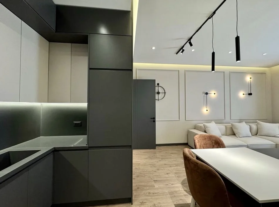 Tirane, jepet me qera apartament 1+1+Ballkon Kati 5, 68 m² 900 € (Kompleksi Delijorgji, Rruga e Kavajes)