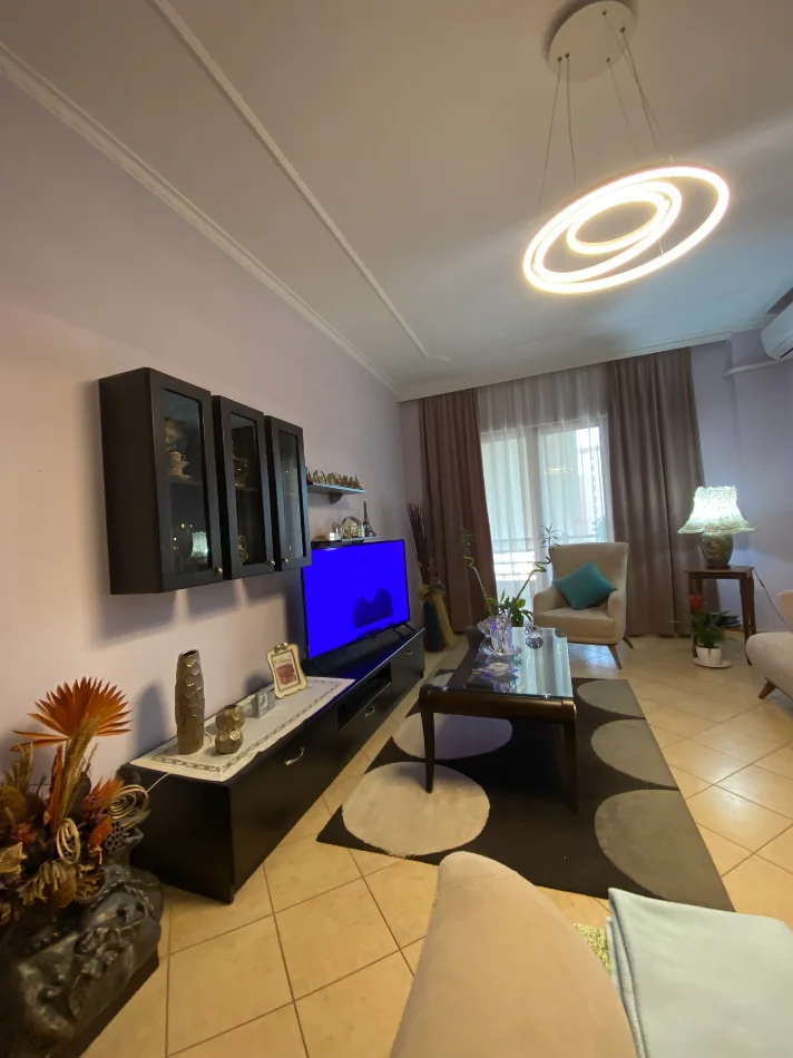 Tirane, jepet me qera apartament 2+1+Ballkon Kati 4, 106 m² 700 € 