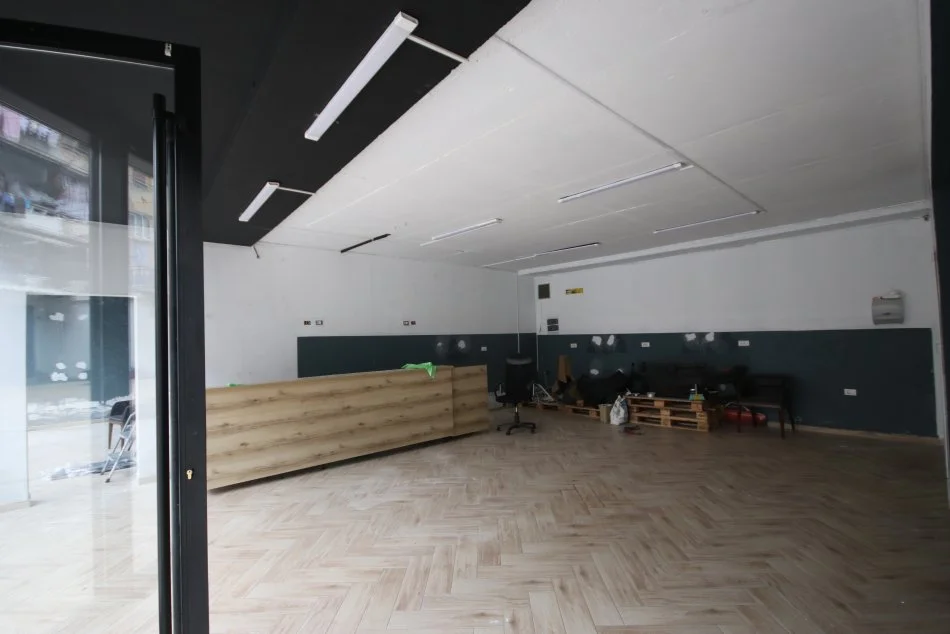 Tirane, shes ambjent biznesi Kati 0, 202 m² (Rruga e Dibres)