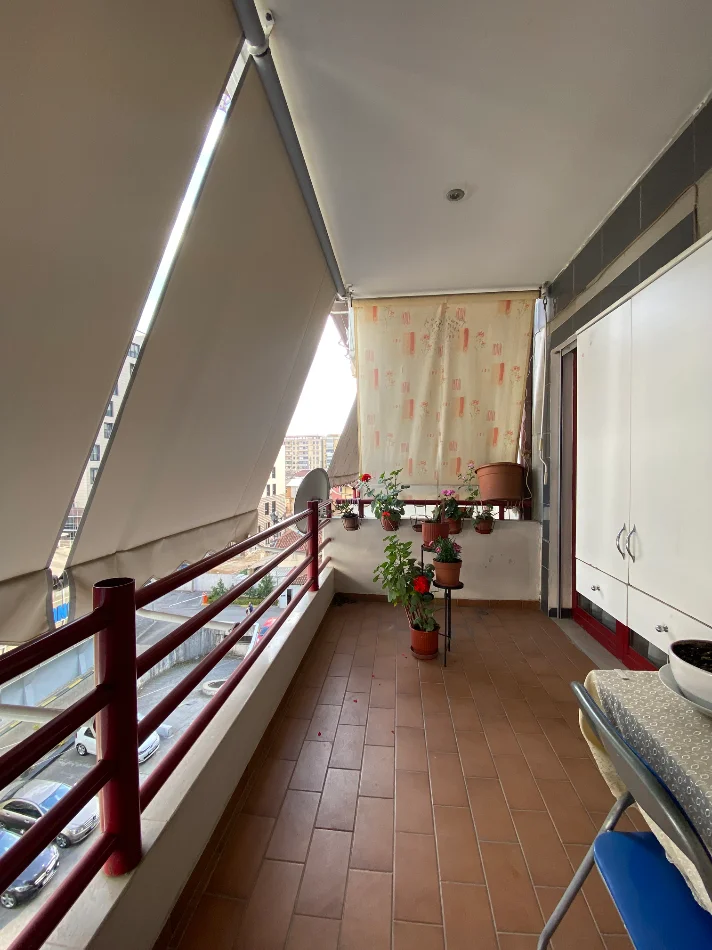 Tirane, jepet me qera apartament 2+1+Ballkon Kati 4, 106 m² 700 € 