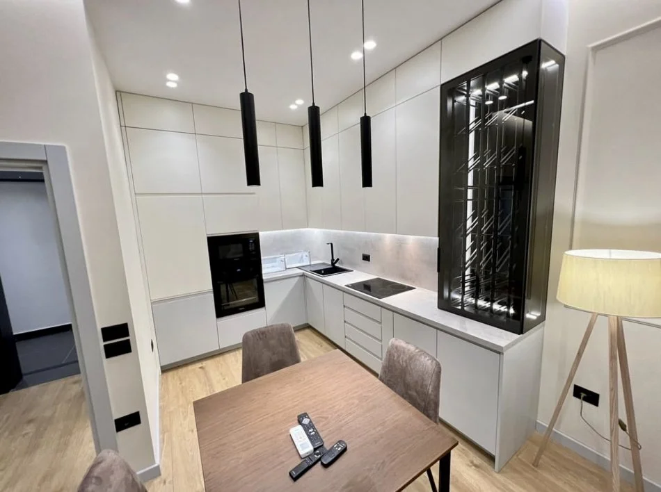 Tirane, jepet me qera apartament 1+1+Ballkon Kati 4, 60 m² 900 € (Kompleksi SQUARE 21, Rruga e Kavajes)