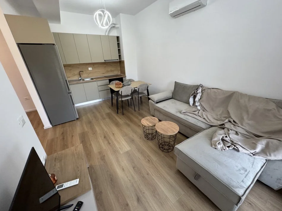 Tirane, jepet me qera apartament 1+1+Ballkon Kati 7, 65 m² 400 € (Pasho hysa)