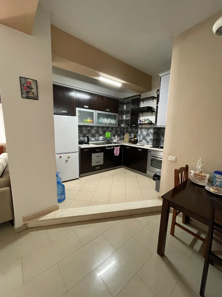 Tirane, jap me qera apartament 2+1+Ballkon Kati 6, 700 € 